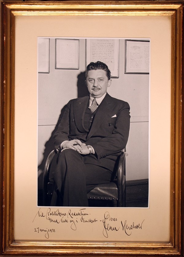 Fotoet viser den danske filmskuespiller Jean Hersholdt under besøg i Politikens Hus den 24.04.1933, han var beskæftiget som film skuespiller i Hollywood